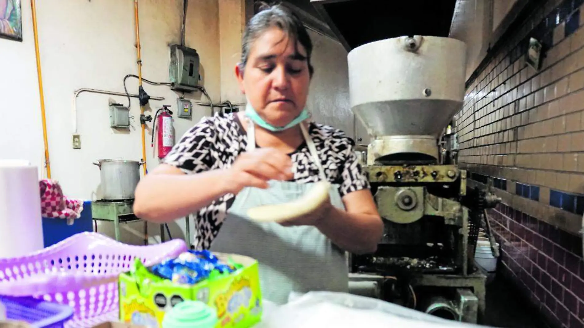 Mujer atendiendo una tortillería